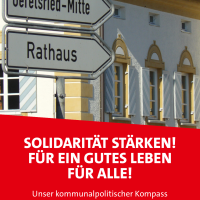 Wegweiser mit der Aufschrift Rathaus, dass sich im Hintergrund des Wegweisers befindet.